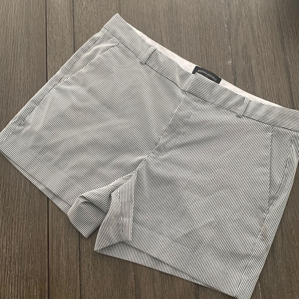 Pin striped - Grey - Banana Republic shorts Size 10